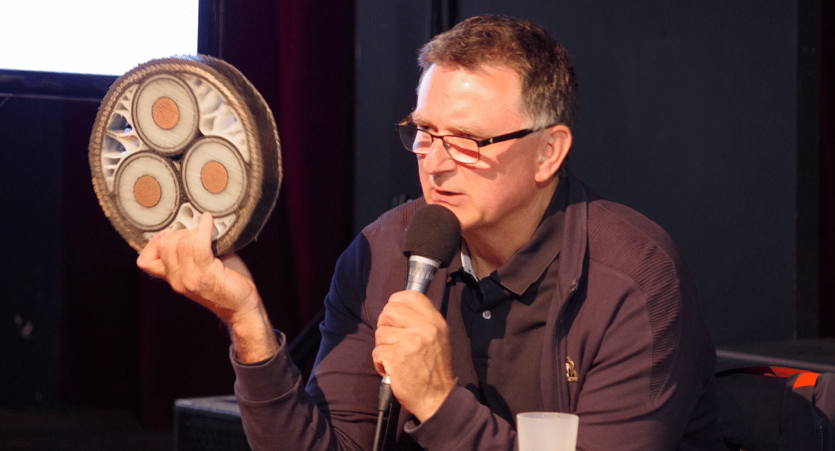 Un homme montre un tronçon de câble sous-marin